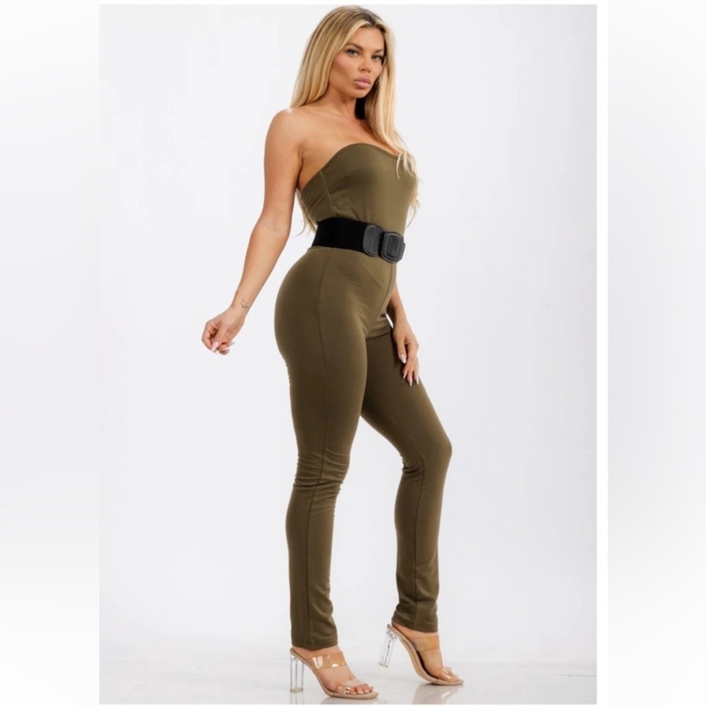 WOMEN'S SLEEVELESS BELTED SOLID SKINNY LEG JUMPSUIT - Picture 1 of 4